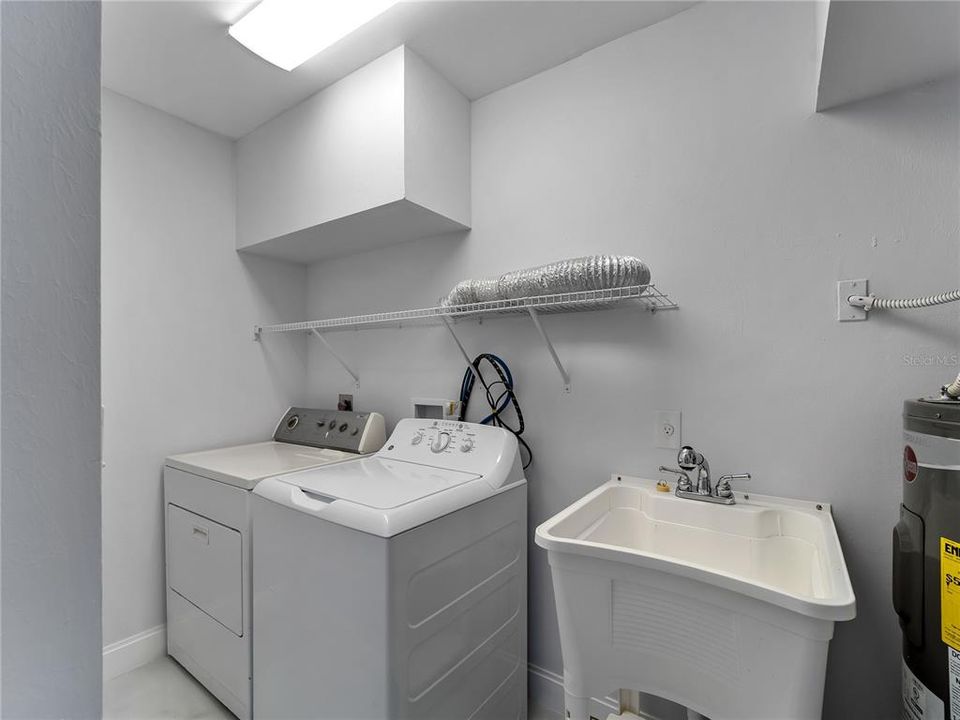 На продажу: $389,000 (4 спален, 2 ванн, 1563 Квадратных фут)
