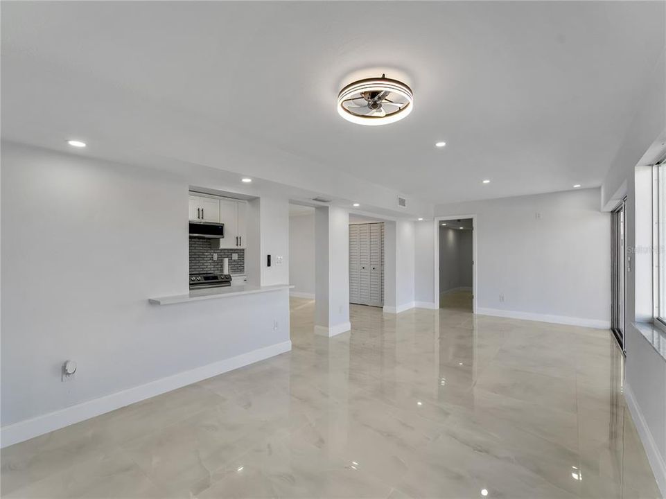 На продажу: $389,000 (4 спален, 2 ванн, 1563 Квадратных фут)