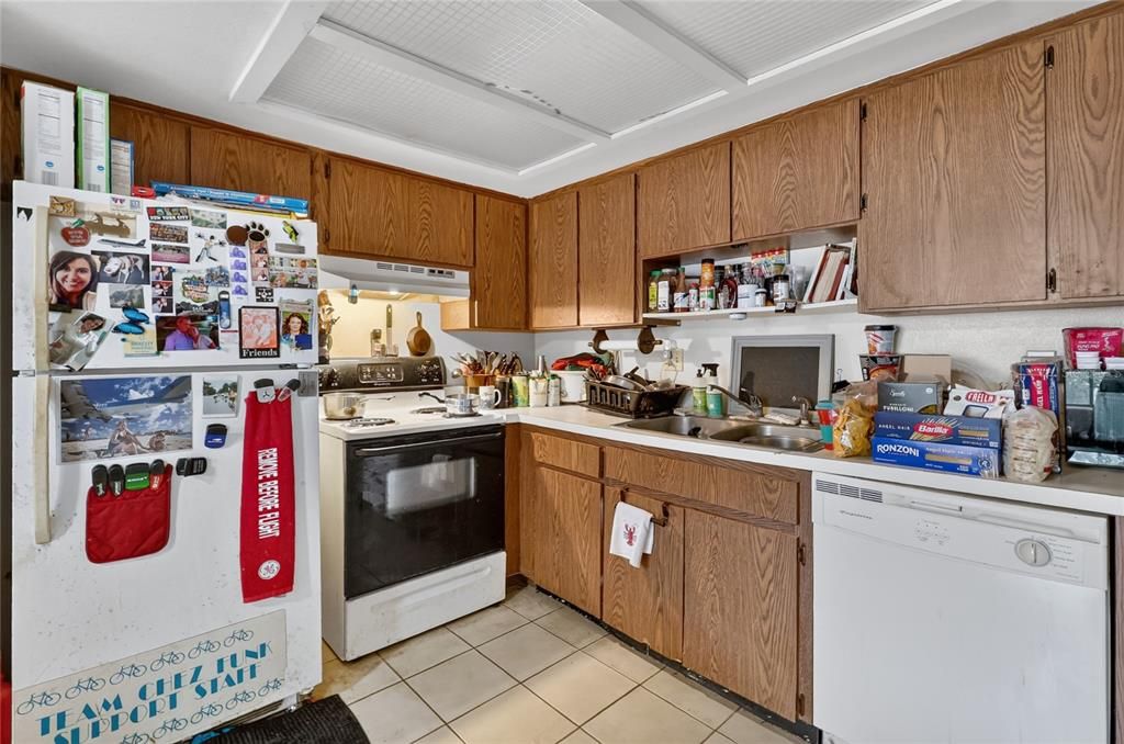 For Sale: $399,000 (2 beds, 2 baths, 980 Square Feet)