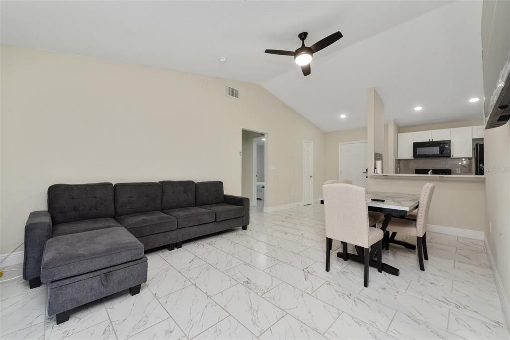 В аренду: $1,900 (3 спален, 2 ванн, 1108 Квадратных фут)
