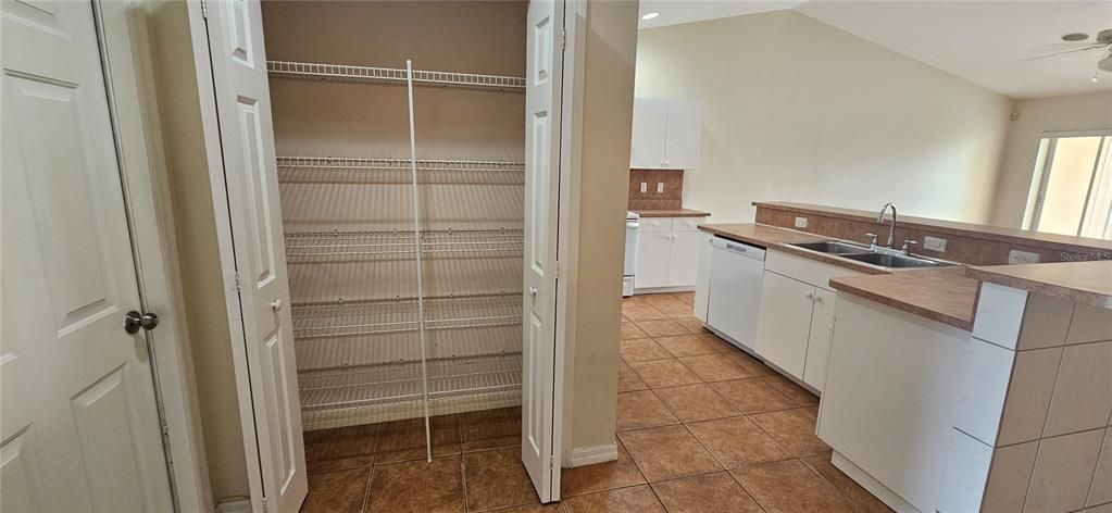 В аренду: $1,600 (3 спален, 2 ванн, 1373 Квадратных фут)