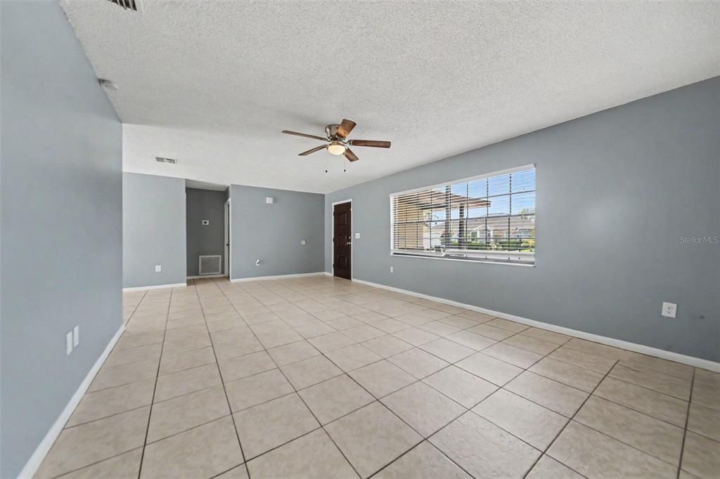 For Sale: $299,900 (3 beds, 2 baths, 1402 Square Feet)
