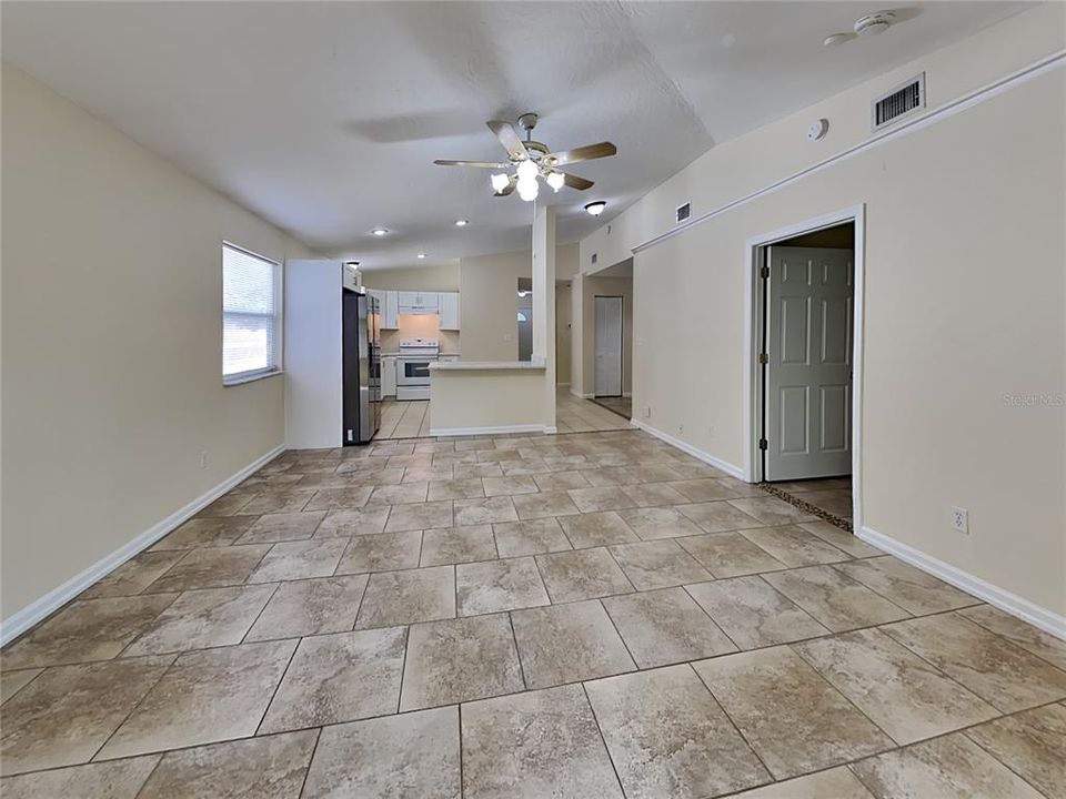 For Rent: $1,650 (3 beds, 2 baths, 1672 Square Feet)