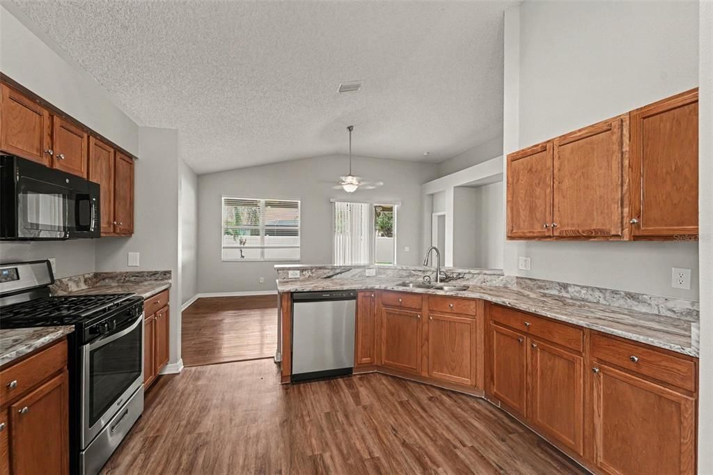 En Venta: $384,900 (3 camas, 2 baños, 2062 Pies cuadrados)