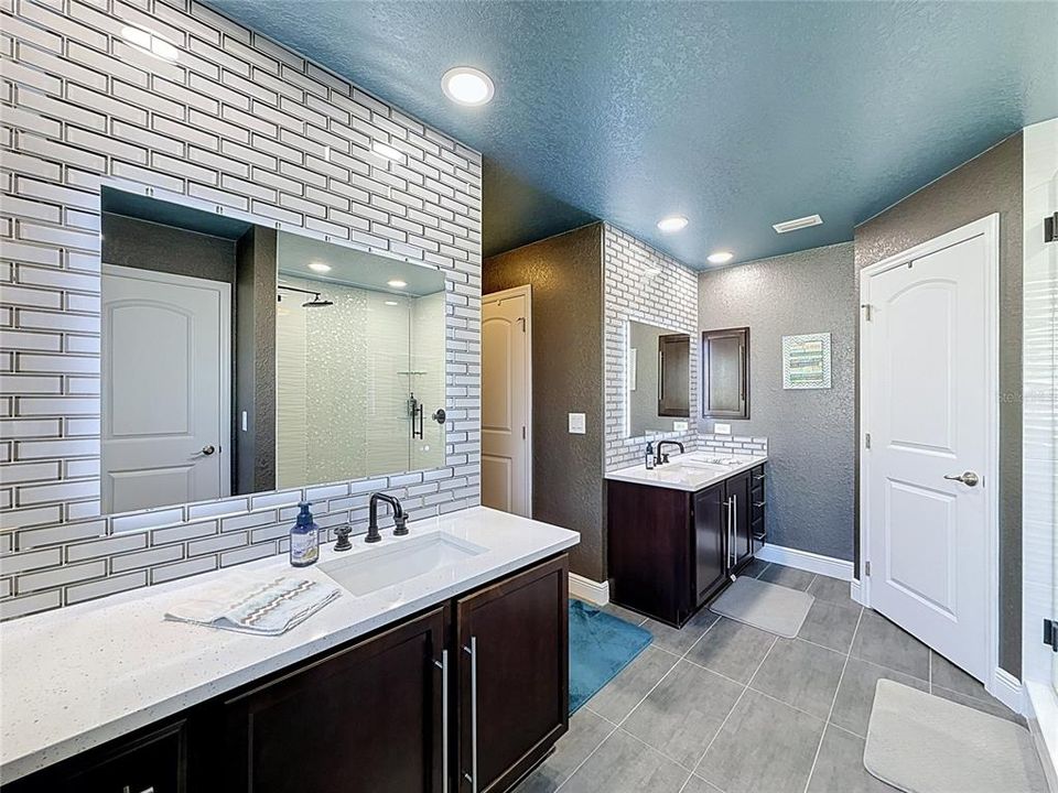 For Sale: $449,900 (4 beds, 2 baths, 2336 Square Feet)