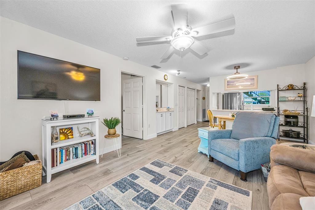 For Sale: $349,900 (2 beds, 2 baths, 1070 Square Feet)