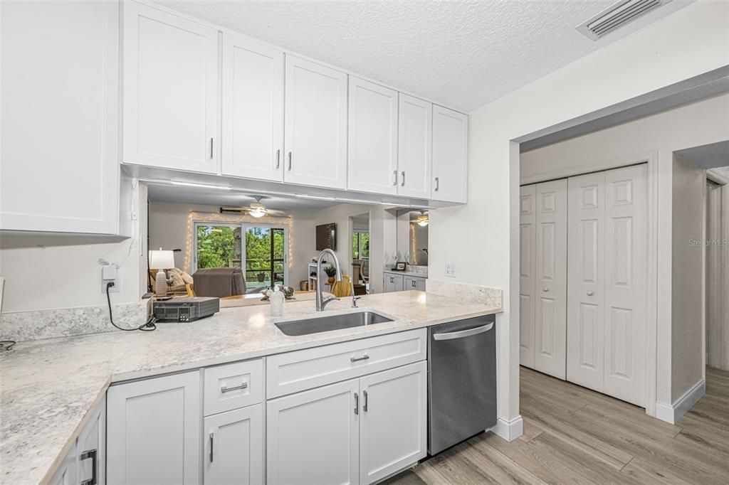 For Sale: $349,900 (2 beds, 2 baths, 1070 Square Feet)