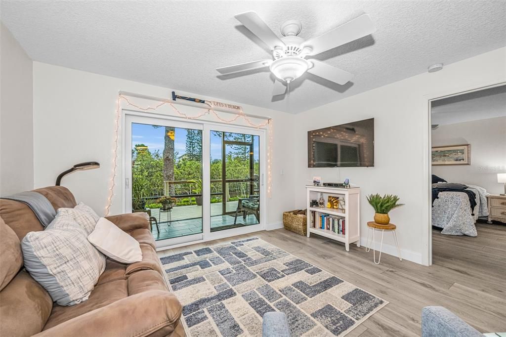 For Sale: $349,900 (2 beds, 2 baths, 1070 Square Feet)
