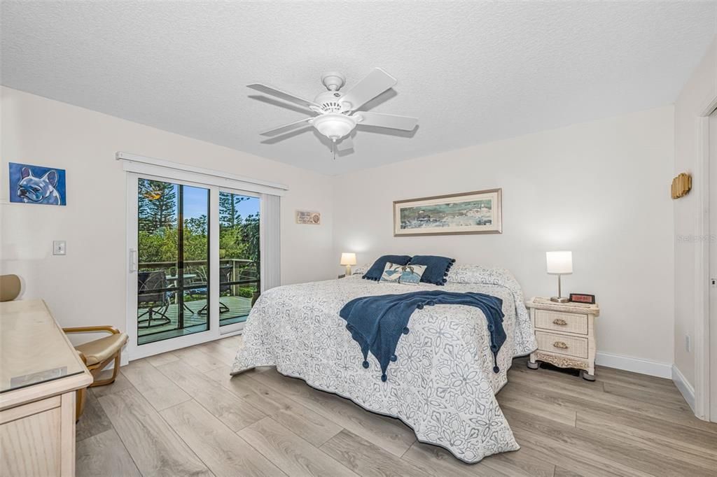 For Sale: $349,900 (2 beds, 2 baths, 1070 Square Feet)