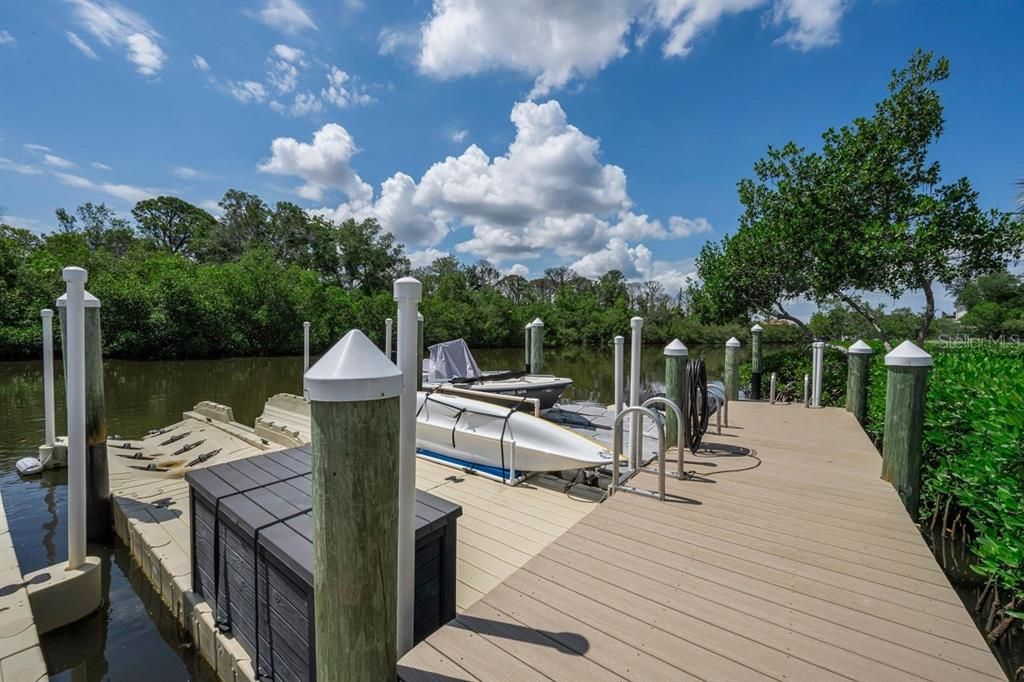 For Sale: $349,900 (2 beds, 2 baths, 1070 Square Feet)