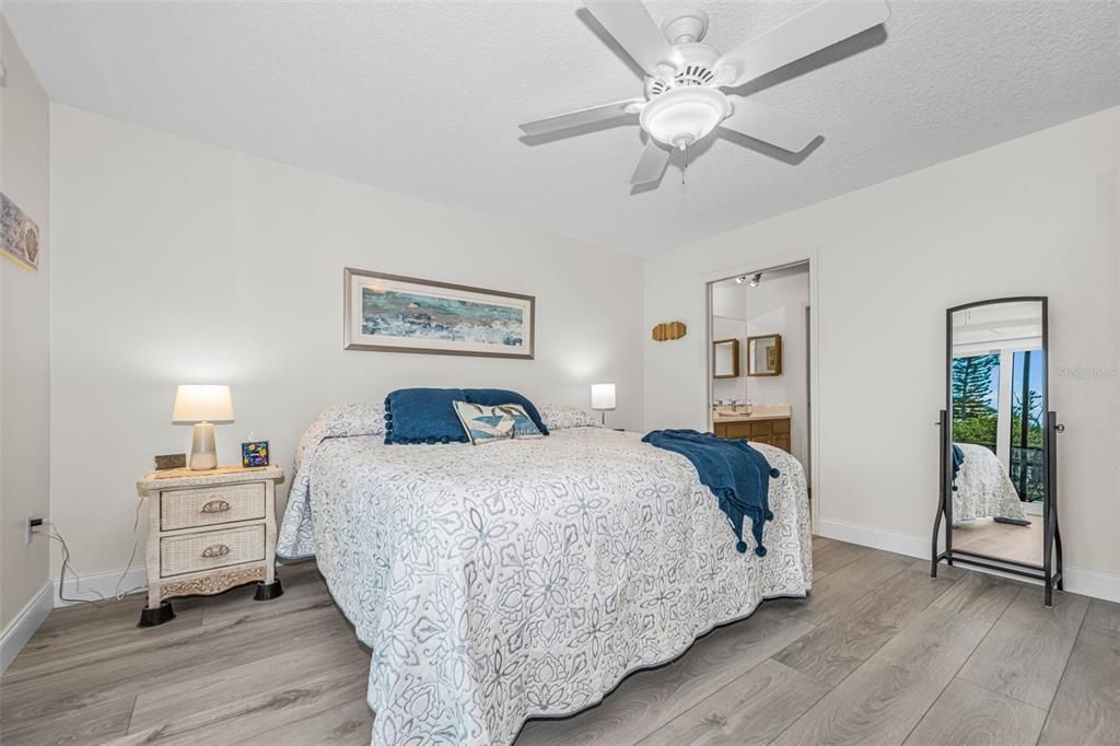 For Sale: $349,900 (2 beds, 2 baths, 1070 Square Feet)
