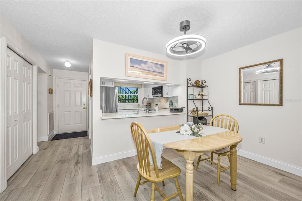 For Sale: $349,900 (2 beds, 2 baths, 1070 Square Feet)