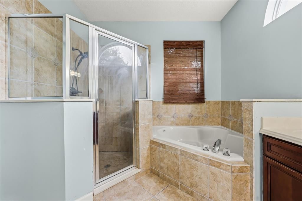 For Sale: $750,000 (5 beds, 2 baths, 2366 Square Feet)