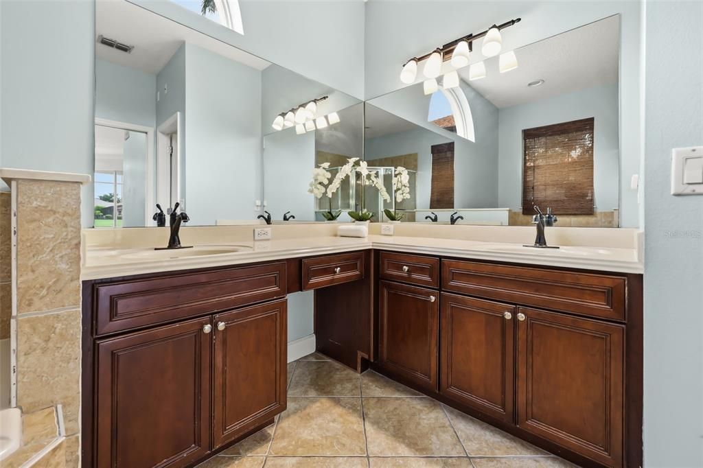 For Sale: $750,000 (5 beds, 2 baths, 2366 Square Feet)