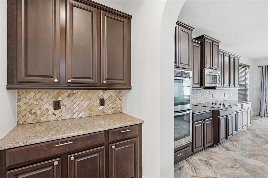 На продажу: $649,900 (4 спален, 2 ванн, 3117 Квадратных фут)