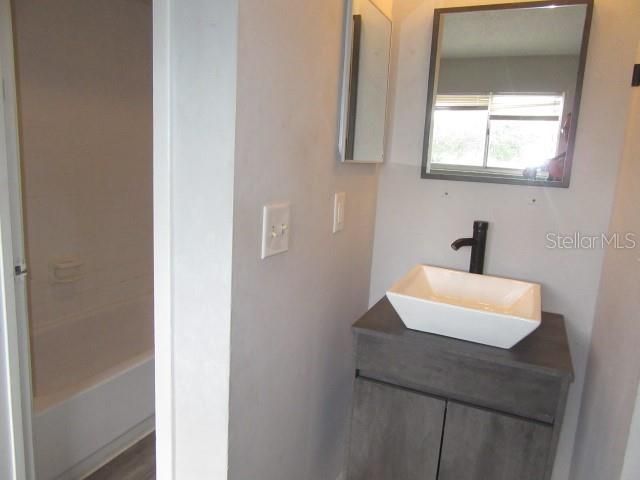 For Sale: $150,000 (2 beds, 1 baths, 936 Square Feet)