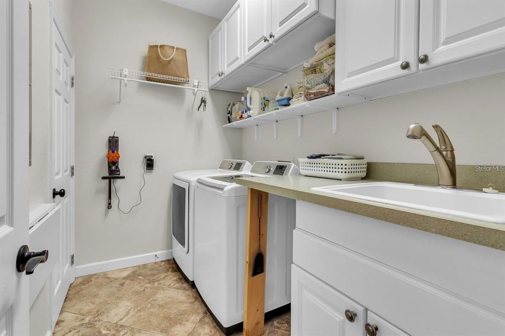 For Sale: $869,000 (5 beds, 4 baths, 4060 Square Feet)