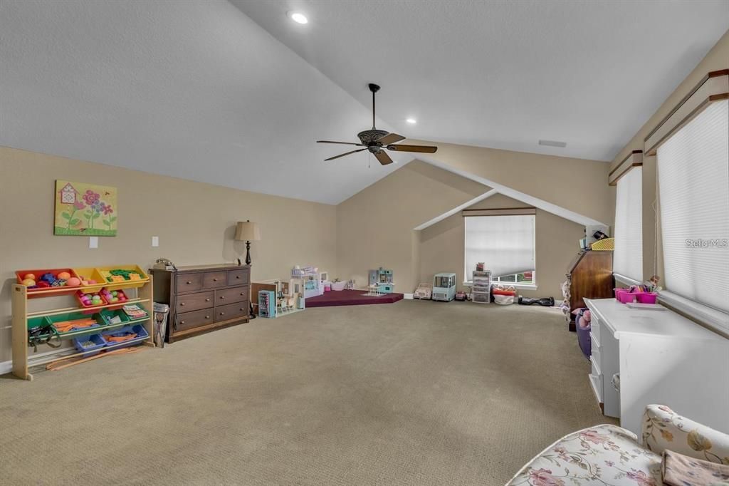 For Sale: $869,000 (5 beds, 4 baths, 4060 Square Feet)