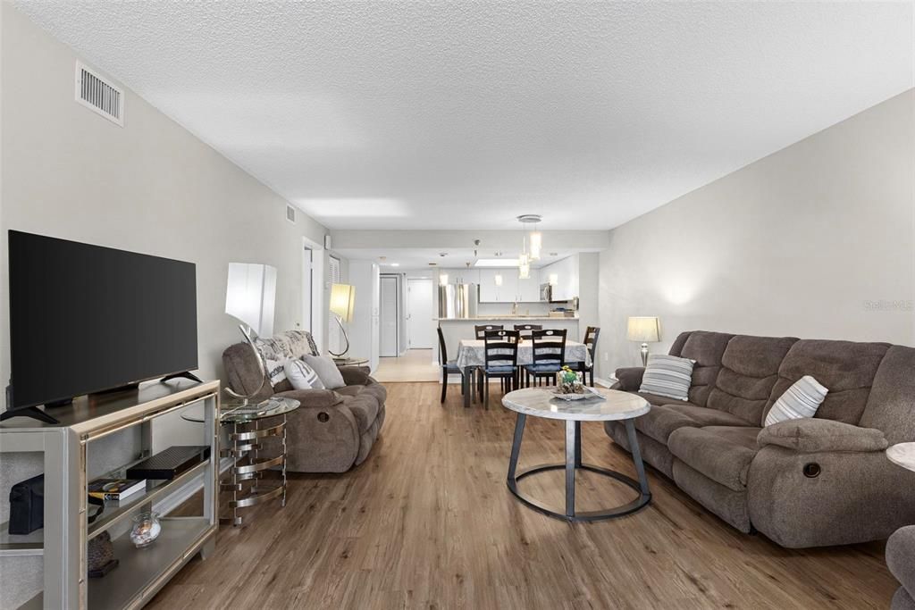 На продажу: $499,999 (2 спален, 2 ванн, 1236 Квадратных фут)
