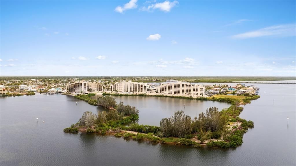 На продажу: $499,999 (2 спален, 2 ванн, 1236 Квадратных фут)