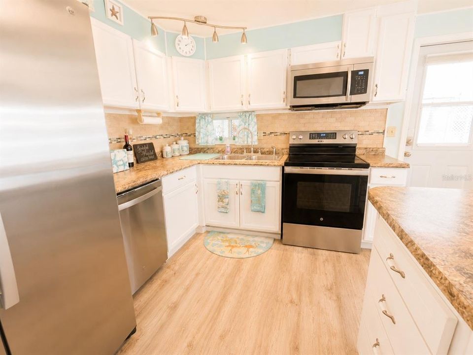 For Sale: $245,000 (2 beds, 2 baths, 1068 Square Feet)