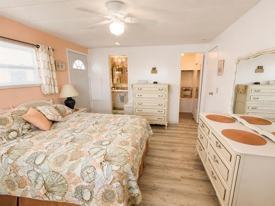 For Sale: $245,000 (2 beds, 2 baths, 1068 Square Feet)