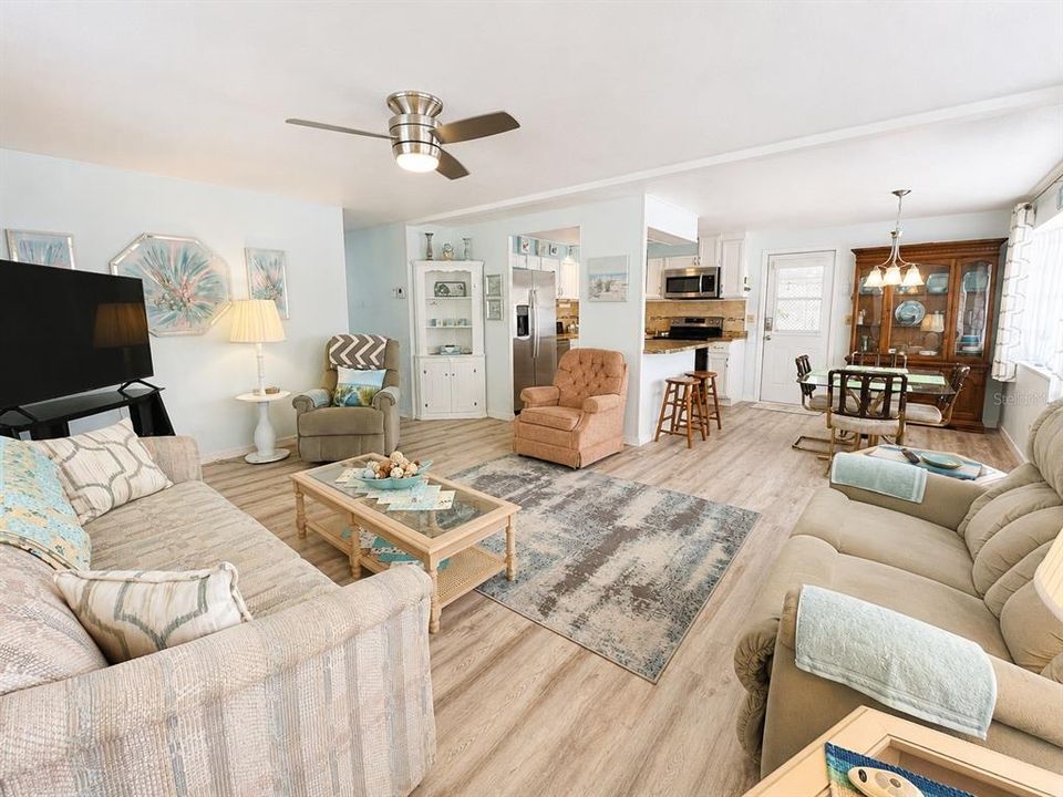 For Sale: $245,000 (2 beds, 2 baths, 1068 Square Feet)