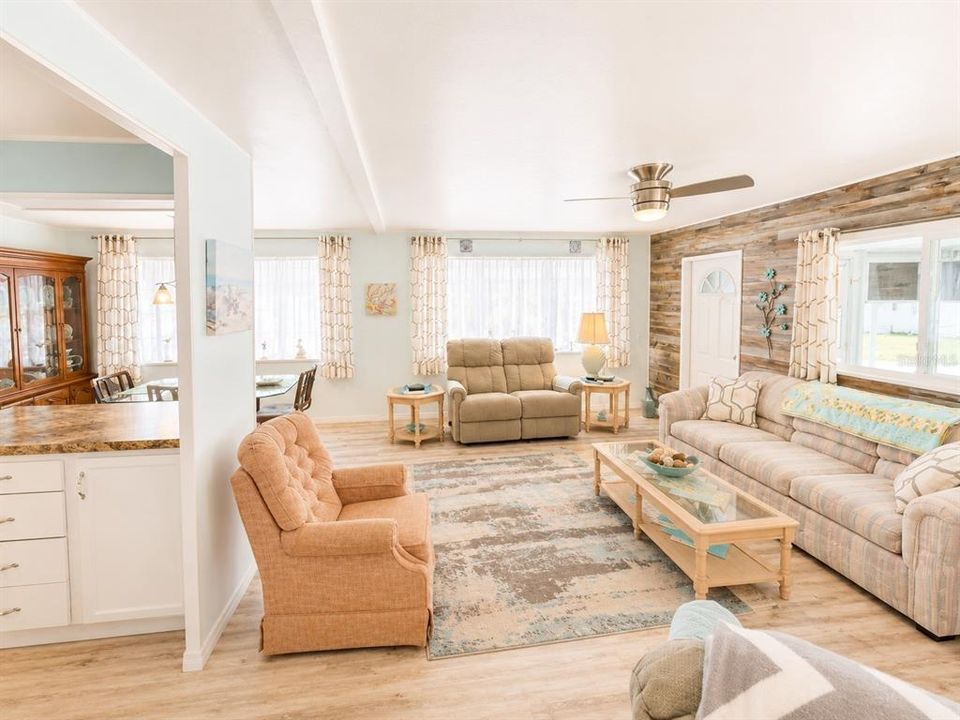 For Sale: $245,000 (2 beds, 2 baths, 1068 Square Feet)
