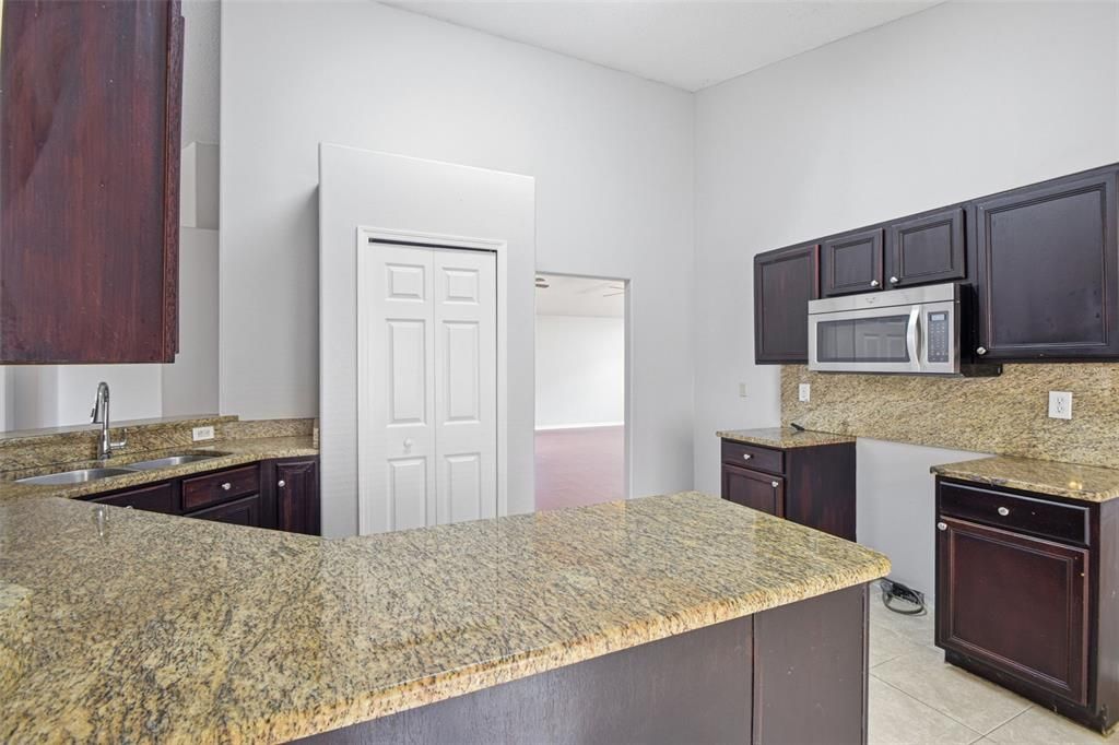 На продажу: $327,900 (3 спален, 2 ванн, 1908 Квадратных фут)