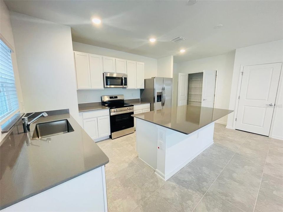 For Rent: $2,995 (4 beds, 2 baths, 2071 Square Feet)