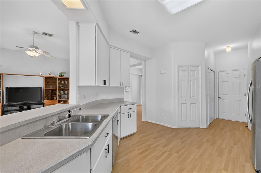 На продажу: $330,000 (2 спален, 2 ванн, 2213 Квадратных фут)