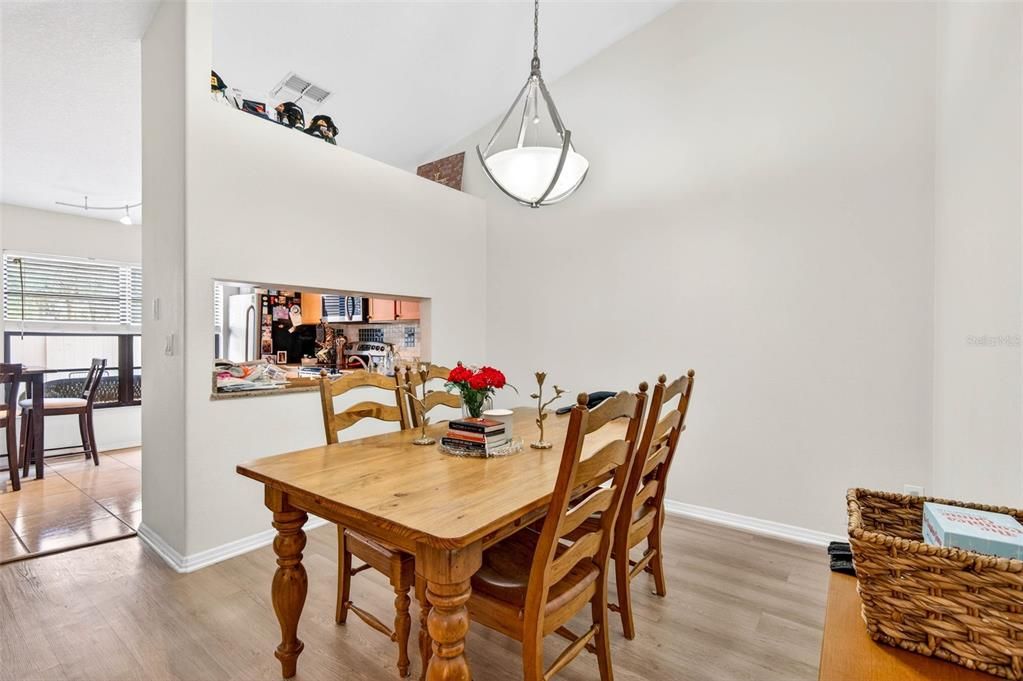 For Sale: $270,000 (2 beds, 2 baths, 946 Square Feet)