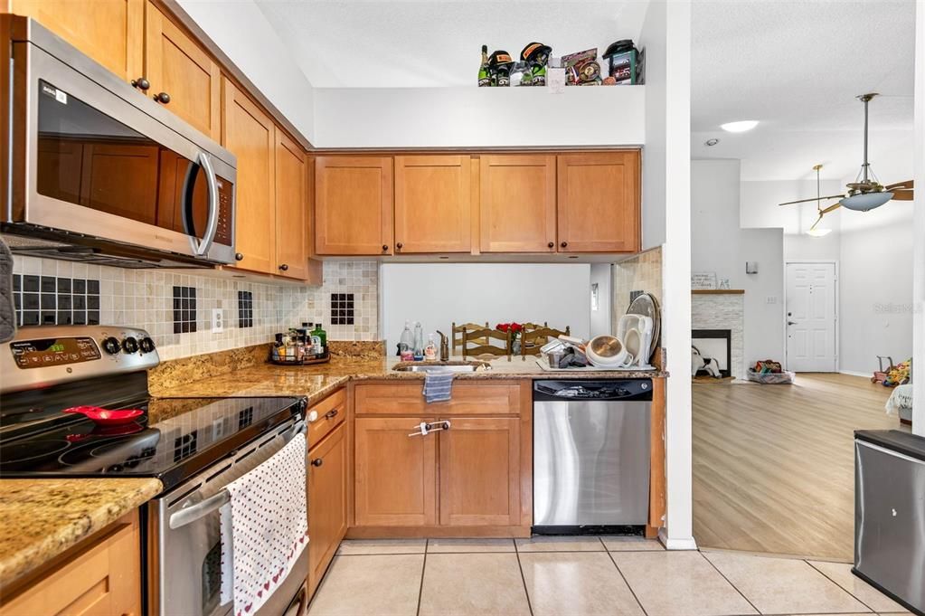 For Sale: $270,000 (2 beds, 2 baths, 946 Square Feet)
