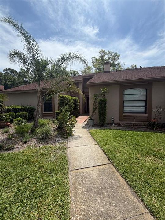 For Sale: $270,000 (2 beds, 2 baths, 946 Square Feet)