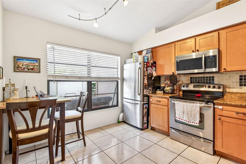 For Sale: $270,000 (2 beds, 2 baths, 946 Square Feet)