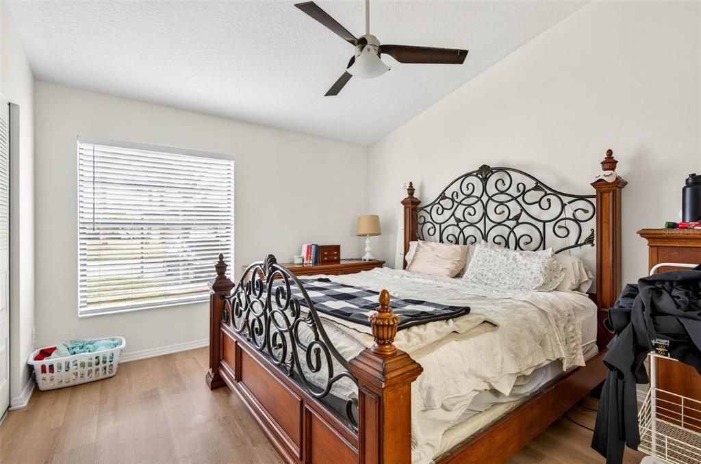 For Sale: $270,000 (2 beds, 2 baths, 946 Square Feet)