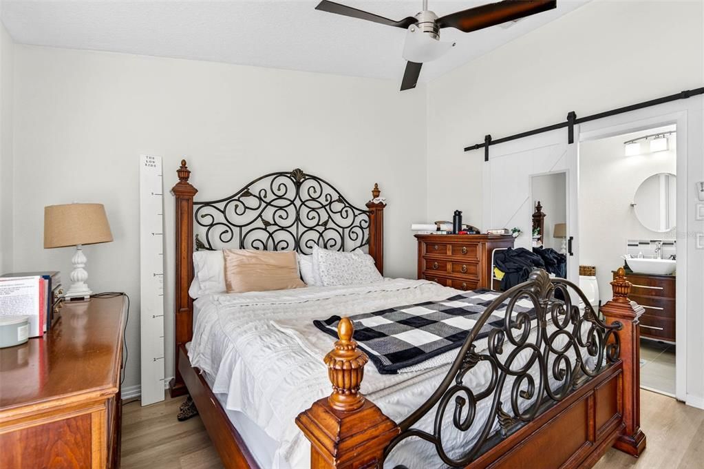 For Sale: $270,000 (2 beds, 2 baths, 946 Square Feet)