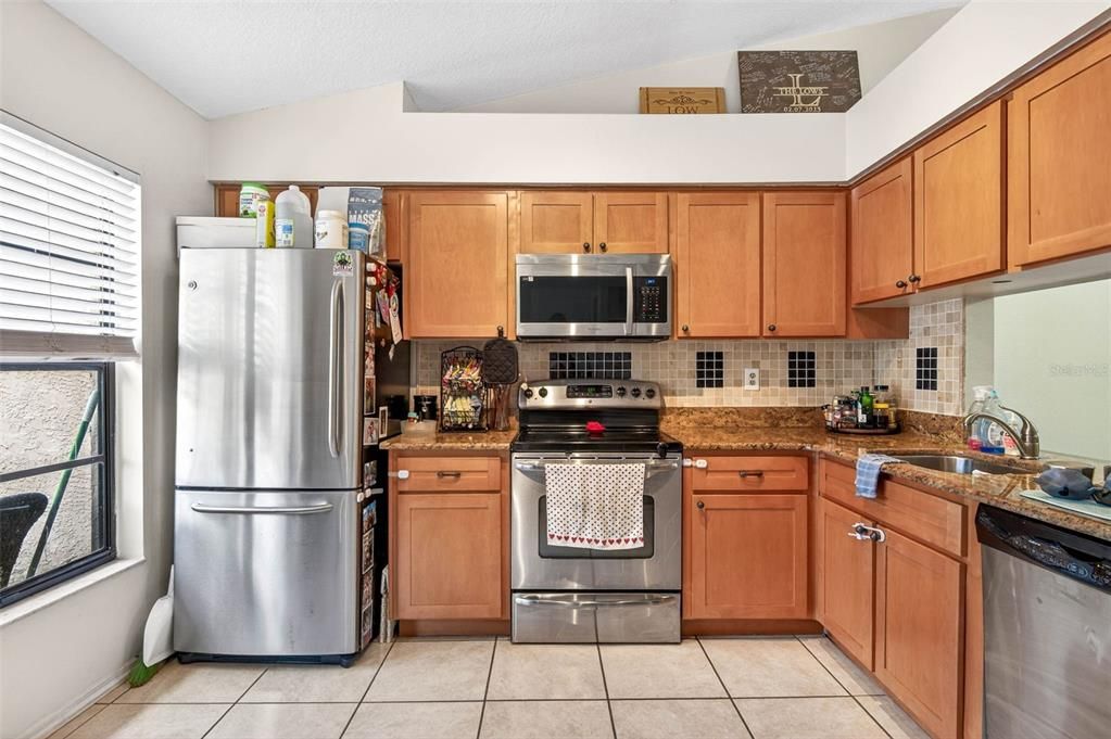 For Sale: $270,000 (2 beds, 2 baths, 946 Square Feet)