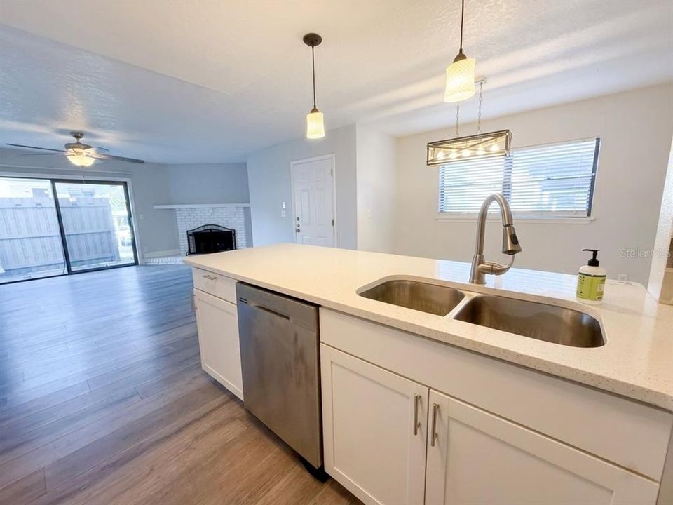 For Rent: $2,450 (2 beds, 2 baths, 1140 Square Feet)