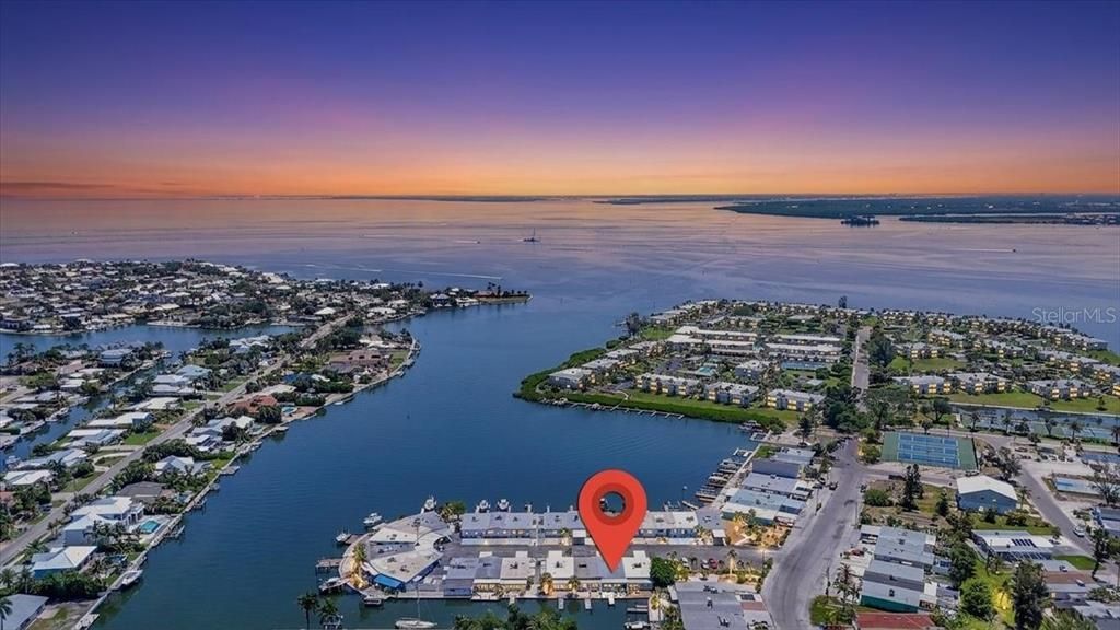 Под контрактом: $679,900 (2 спален, 2 ванн, 1050 Квадратных фут)