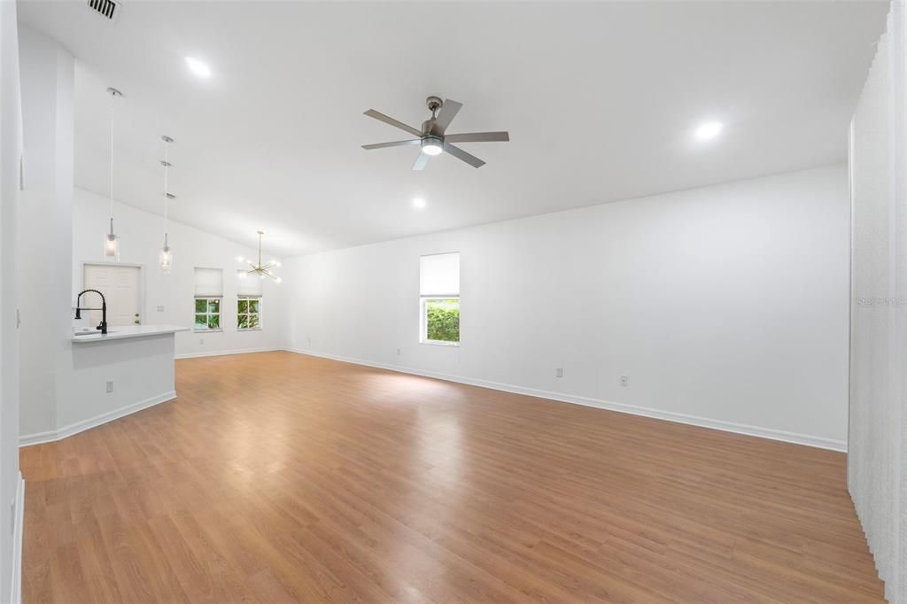 На продажу: $359,900 (3 спален, 2 ванн, 1680 Квадратных фут)