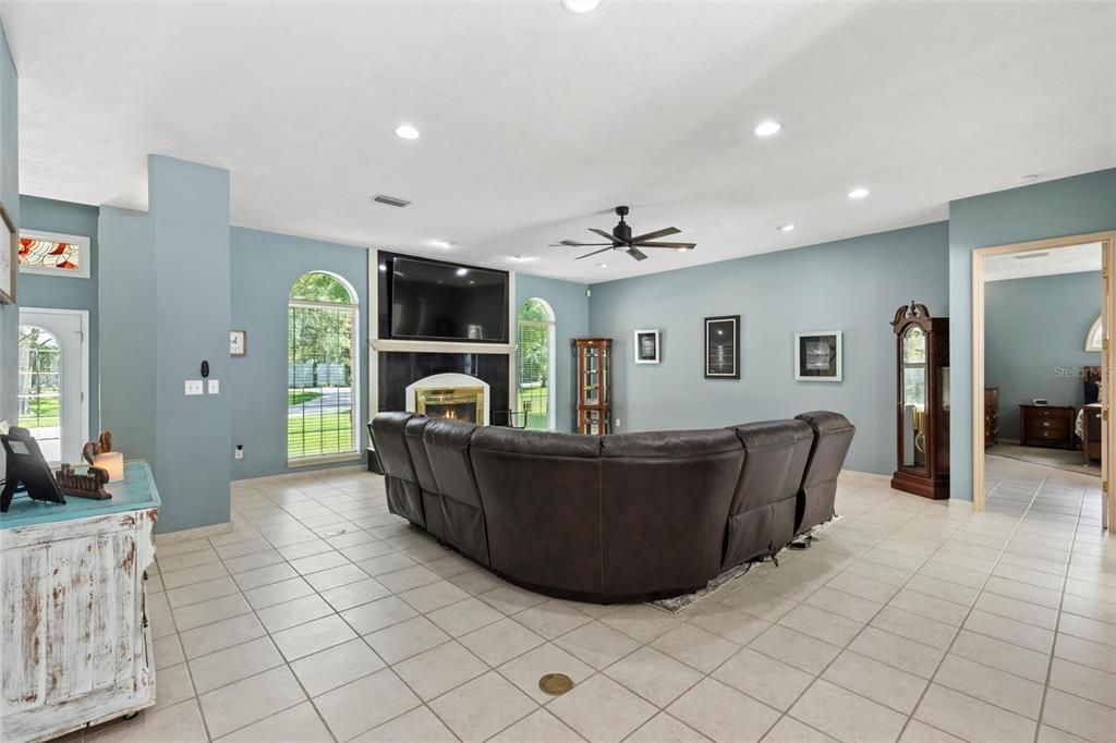 En Venta: $949,900 (3 camas, 3 baños, 3017 Pies cuadrados)