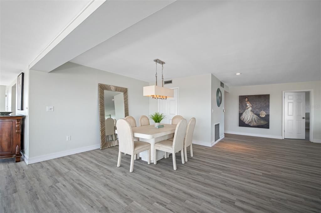 En Venta: $449,000 (2 camas, 2 baños, 2670 Pies cuadrados)