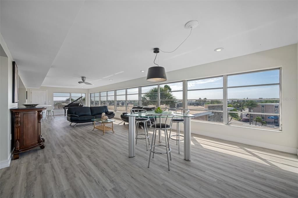 En Venta: $449,000 (2 camas, 2 baños, 2670 Pies cuadrados)