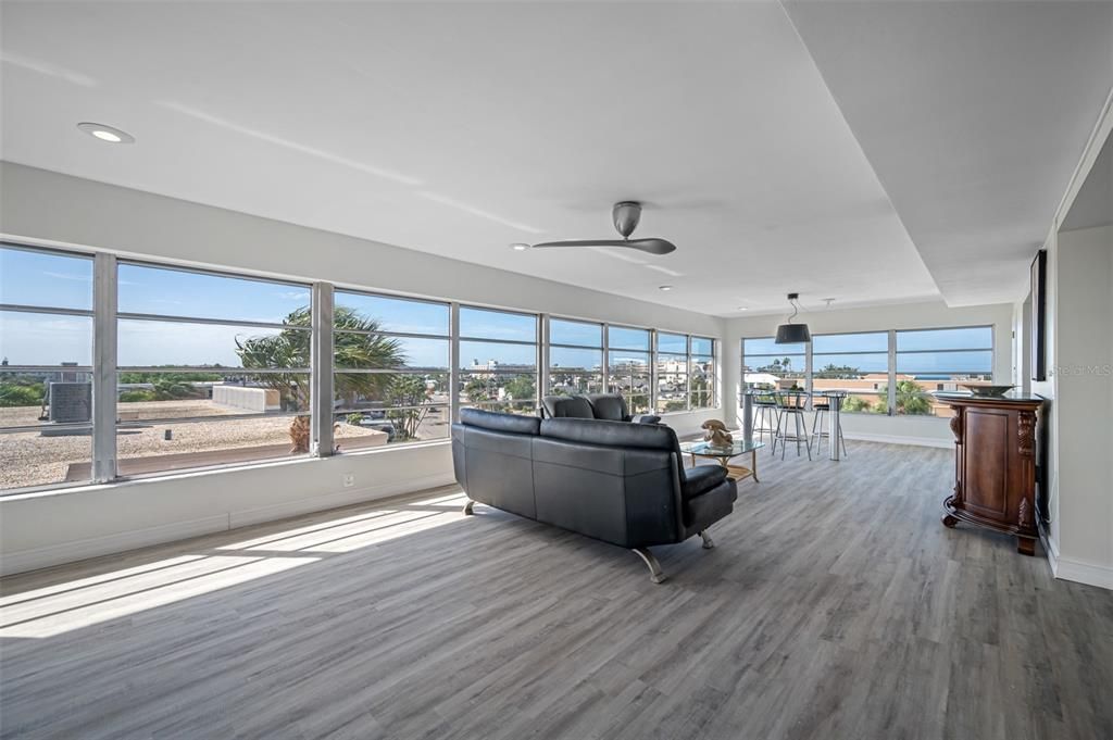 En Venta: $449,000 (2 camas, 2 baños, 2670 Pies cuadrados)