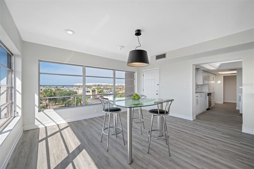 En Venta: $449,000 (2 camas, 2 baños, 2670 Pies cuadrados)