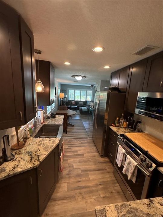 For Rent: $2,295 (2 beds, 2 baths, 915 Square Feet)