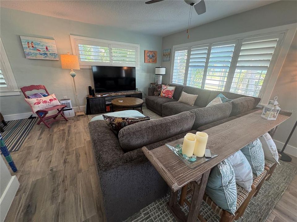 For Rent: $2,295 (2 beds, 2 baths, 915 Square Feet)