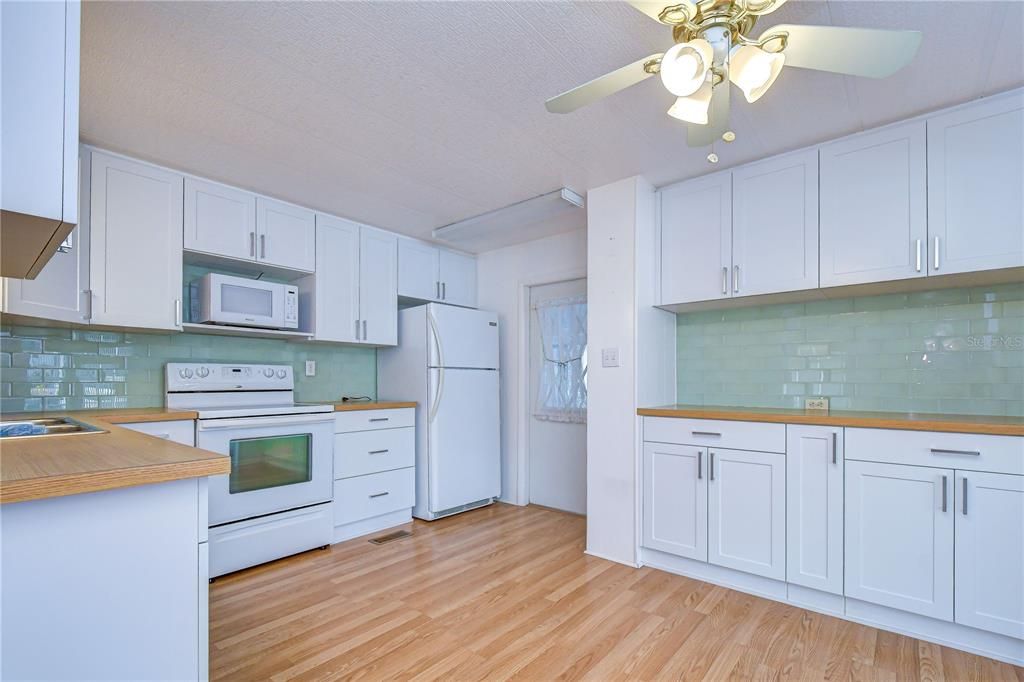 На продажу: $149,900 (2 спален, 2 ванн, 1152 Квадратных фут)
