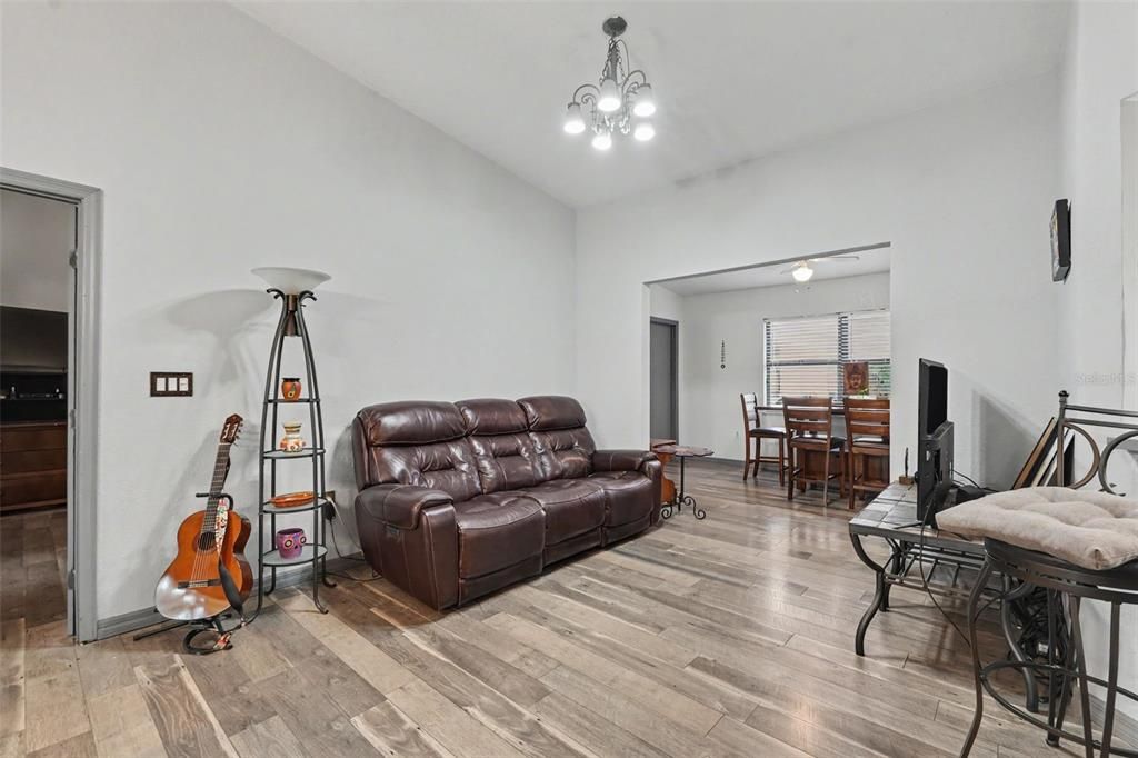 For Sale: $275,000 (2 beds, 2 baths, 1614 Square Feet)